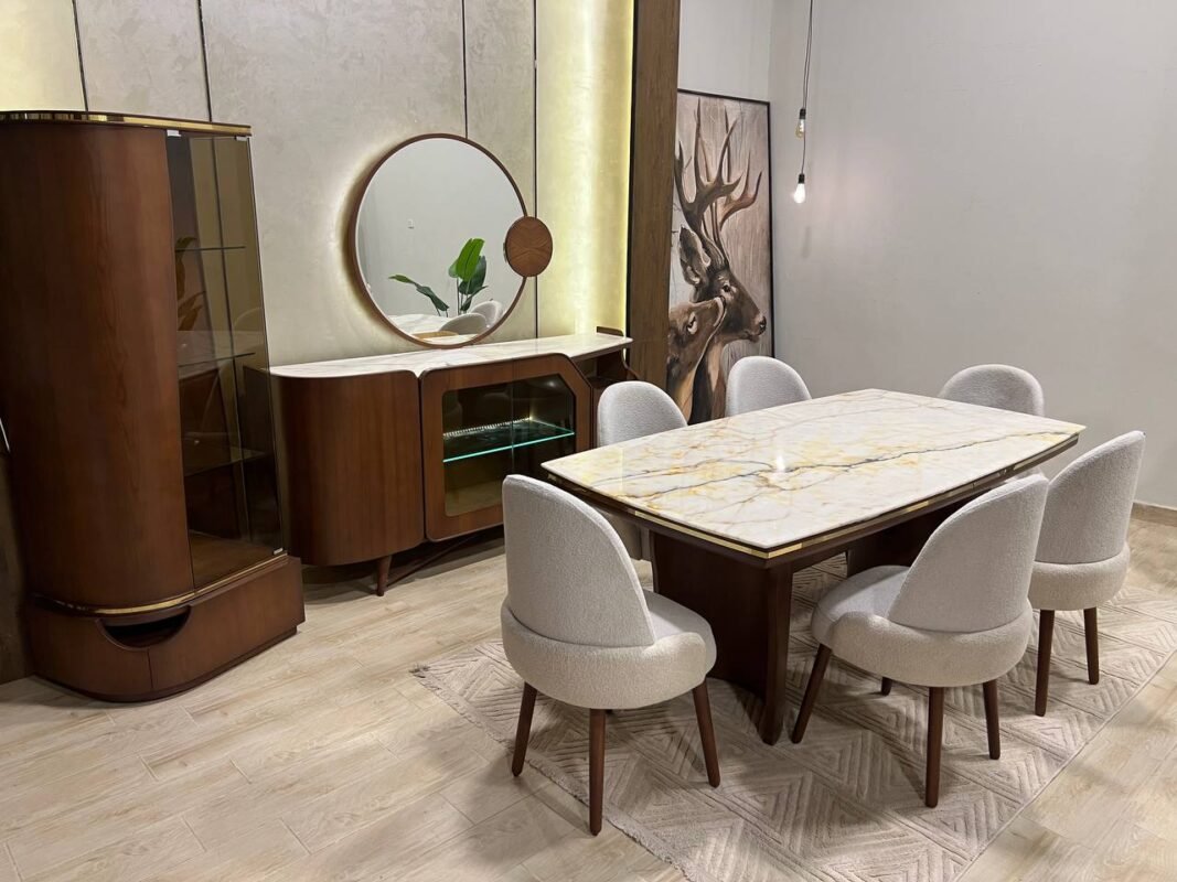 غرفة سفرة مسك – Mesk Dining Room | تصميم فاخر بخشب زان وجلود طبيعية