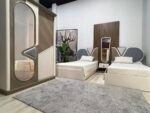 غرفة شباب زوردي بتصميم عصري من الخشب الطبيعي مع سرير ودولاب ومكتب عملي.