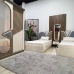 غرفة شباب زوردي بتصميم عصري من الخشب الطبيعي مع سرير ودولاب ومكتب عملي.