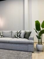 غرفة معيشة رييم بتصميم مودرن فاخر من خشب الزان وأقمشة كتان مستوردة مع ركنة مريحة.