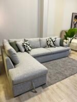 غرفة معيشة رييم بتصميم مودرن فاخر من خشب الزان وأقمشة كتان مستوردة مع ركنة مريحة.