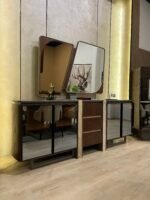 غرفة سفرة مارسيليا مودرن بتربيزة كيرف خشبية وبوفيه بأدراج مدمجة ونيش عصري بتصميم فاخر.