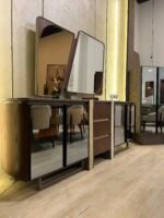 غرفة سفرة مارسيليا مودرن بتربيزة كيرف خشبية وبوفيه بأدراج مدمجة ونيش عصري بتصميم فاخر.