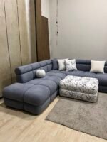 غرفة معيشة بابلز بتصميم حرف L مودرن مع فوتيه أنيق وخشب زان طبيعي وجودة عالية في التشطيب.