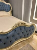 غرفة شباب ميلانو بتصميم نيو كلاسيك إيطالي تضم سريرين 130 سم ودولاب مفصلي وتسريحة ببرواز ديكوري وقشرة خشبية طبيعية.