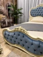 غرفة شباب ميلانو بتصميم نيو كلاسيك إيطالي تضم سريرين 130 سم ودولاب مفصلي وتسريحة ببرواز ديكوري وقشرة خشبية طبيعية.