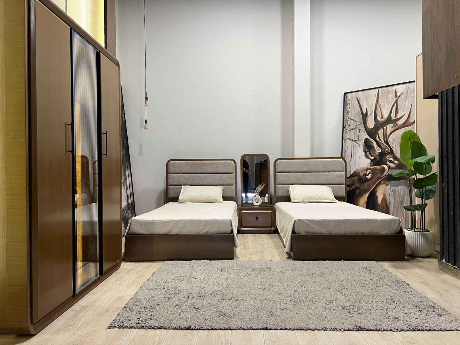 غرفة شباب رولي Roly مودرن باللون الخشبي البني مع سريرين 120 سم وكمود ببرواز مرايا ودولاب 150 سم Soft Close بضلفة Dressing وإضاءة هادئة.