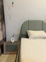 غرفة شباب ويشي Weshy مودرن بمينت جرين وقشرة بندقي مع سريرين 130 سم ووحدة معلقة ومكتب ودولاب Soft Close بدريسينج وإضاءة داخلية.