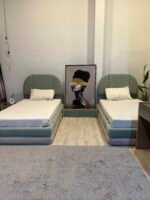 غرفة شباب ويشي Weshy مودرن بمينت جرين وقشرة بندقي مع سريرين 130 سم ووحدة معلقة ومكتب ودولاب Soft Close بدريسينج وإضاءة داخلية.