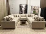 غرفة معيشة ويشي بتصميم U Shape بمقاسات 215×520×215 سم مع شلت منفصلة وحشو فايبر Super Soft لجلسة مريحة وأنيقة.