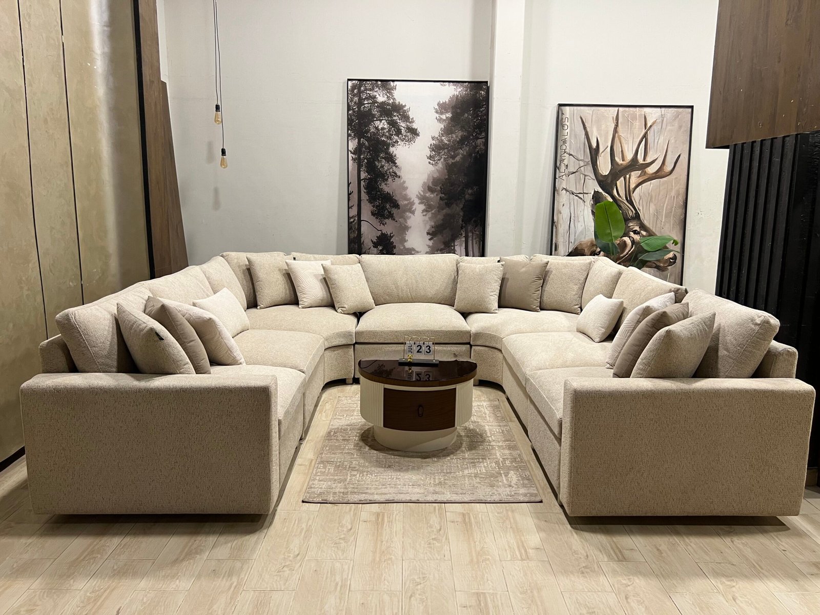 غرفة معيشة ويشي بتصميم U Shape بمقاسات 215×520×215 سم مع شلت منفصلة وحشو فايبر Super Soft لجلسة مريحة وأنيقة.