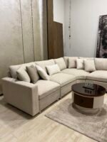 غرفة معيشة ويشي بتصميم U Shape بمقاسات 215×520×215 سم مع شلت منفصلة وحشو فايبر Super Soft لجلسة مريحة وأنيقة.
