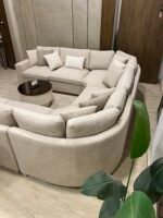 غرفة معيشة ويشي بتصميم U Shape بمقاسات 215×520×215 سم مع شلت منفصلة وحشو فايبر Super Soft لجلسة مريحة وأنيقة.