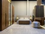 غرفة نوم N&W مودرن بالقشرة الطبيعية مع سرير 180 سم بإضاءة LED وكمودين ودولاب 270 سم Soft Close بدريسينج مضاء وتسريحة معلقة بمرآة وإضاءة خلفية.