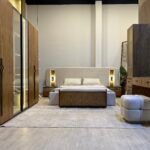 غرفة نوم N&W مودرن بالقشرة الطبيعية مع سرير 180 سم بإضاءة LED وكمودين ودولاب 270 سم Soft Close بدريسينج مضاء وتسريحة معلقة بمرآة وإضاءة خلفية.