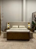 غرفة نوم N&W مودرن بالقشرة الطبيعية مع سرير 180 سم بإضاءة LED وكمودين ودولاب 270 سم Soft Close بدريسينج مضاء وتسريحة معلقة بمرآة وإضاءة خلفية.