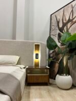 غرفة نوم N&W مودرن بالقشرة الطبيعية مع سرير 180 سم بإضاءة LED وكمودين ودولاب 270 سم Soft Close بدريسينج مضاء وتسريحة معلقة بمرآة وإضاءة خلفية.