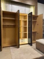 غرفة نوم N&W مودرن بالقشرة الطبيعية مع سرير 180 سم بإضاءة LED وكمودين ودولاب 270 سم Soft Close بدريسينج مضاء وتسريحة معلقة بمرآة وإضاءة خلفية.