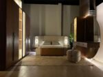 غرفة نوم N&W مودرن بالقشرة الطبيعية مع سرير 180 سم بإضاءة LED وكمودين ودولاب 270 سم Soft Close بدريسينج مضاء وتسريحة معلقة بمرآة وإضاءة خلفية.