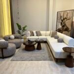 غرفة معيشة نيو راوند بارتكاز على تصميم الكيرفات والدورانات مع ركنة 290×360 سم و2 فوتيه بنفس الطابع المنحني.