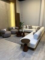 غرفة معيشة نيو راوند بارتكاز على تصميم الكيرفات والدورانات مع ركنة 290×360 سم و2 فوتيه بنفس الطابع المنحني.