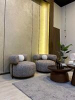 غرفة معيشة نيو راوند بارتكاز على تصميم الكيرفات والدورانات مع ركنة 290×360 سم و2 فوتيه بنفس الطابع المنحني.
