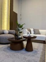 غرفة معيشة نيو راوند بارتكاز على تصميم الكيرفات والدورانات مع ركنة 290×360 سم و2 فوتيه بنفس الطابع المنحني.