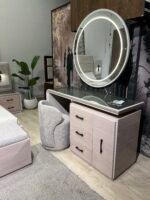 غرفة نوم آيس Ice | غرفة نوم مودرن بقشرة الأرو ودولاب Dressing بإضاءة